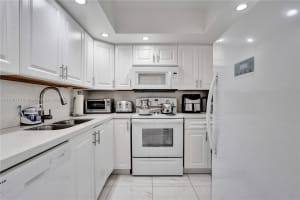 400 Kings Point Dr APT 708, Sunny Isles Beach, FL 33160, Sold 03/13/25