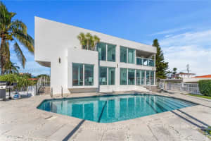 7504 W Treasure Dr, North Bay Village