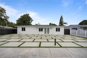725 E 53rd St, Hialeah
