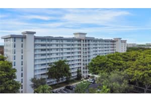 605 Oaks Dr 305, Pompano Beach