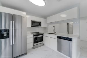 20936 Bay Ct, Miami, FL 33180, Sold 08/15/25