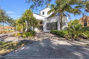 8135 NW 164th Ter, Miami Lakes, FL 33016 - MLS#A11722619
