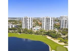 3675 N Country Club Dr 203, Aventura