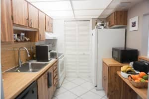 200 Lakeview Dr, Weston, FL 33326, Sold 04/03/25