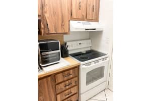 200 Lakeview Dr, Weston, FL 33326, Sold 04/03/25