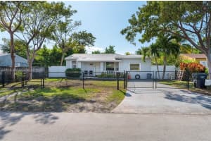 2114 Plunkett St, Hollywood
