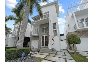 8271 Nw 34th Dr, Doral