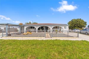 451 W 39th St, Hialeah
