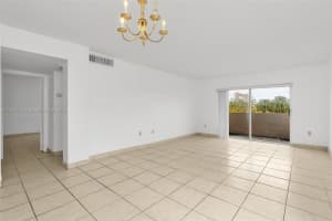 6884 N Kendall Dr C404, Pinecrest