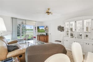 9621 Sunrise Lakes Blvd, Sunrise, FL 33322, Sold 06/05/25