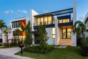 1096 N Venetian Dr, Miami