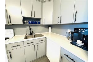 16950 W Dixie Hwy A429, North Miami Beach