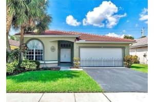 38 Gables Blvd, Weston