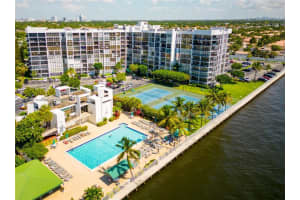 1000 Parkview Dr 202, Hallandale Beach