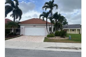 8835 S Lake Park Cir S, Davie