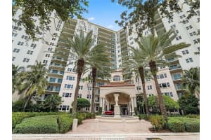 19900 E Country Club Dr 318, Aventura