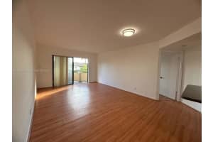 8290 Lake Dr 307, Doral