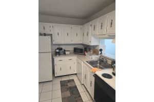 5201 Nw 7th St 403, Miami