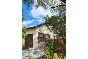 3201 Jog Park Dr, Green Acres