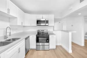 280 Racquet Club Rd, Weston, FL 33326, Sold 04/03/25