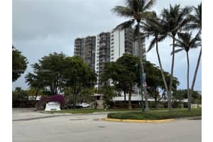 3375 N Country Club Dr 1106, Aventura