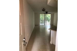 8353 Lake Dr 302, Doral