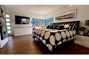 14745 N Spur Dr, Miami