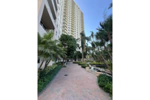 19501 W Country Club Dr 1708, Aventura