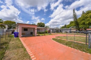 1820 N 27th Ave, Hollywood, FL 33020 - MLS#A11749398