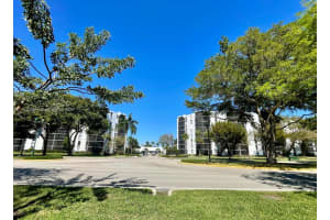 3475 N Country Club Dr 401, Aventura