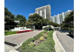 20201 E Country Club Dr 308, Aventura