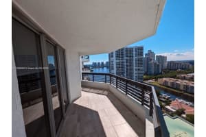 3500 Mystic Pointe Dr 2502, Aventura