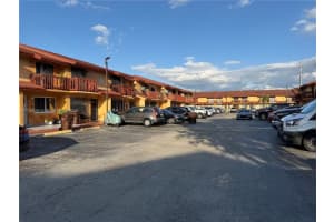 2211 W 52nd St 211, Hialeah