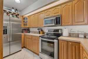 18860 NW 57th Ave APT 204, Hialeah, FL 33015, Sold 04/28/25