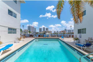 462 Golden Isles Dr 207, Hallandale Beach