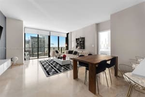 68 Se 6th St 1404, Miami