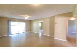 1050 Country Club Dr 202, Margate