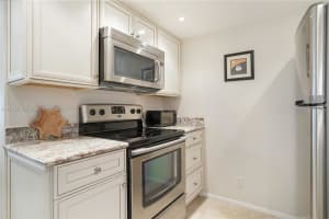 614 Executive Center Dr APT 102, West Palm Beach, FL 33401, - MLS#A11764185