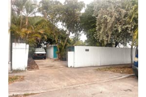 671 E 17th St, Hialeah