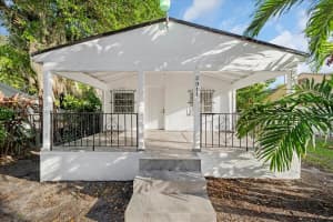 2911 Nw 30th St, Miami