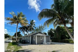 900 Nw 80th St, Miami