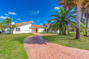 7435 N Oakmont Dr, Hialeah, FL 33015, Sold 04/25/25