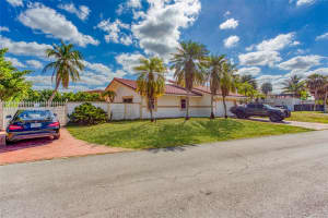 7435 N Oakmont Dr, Hialeah, FL 33015, Sold 04/25/25