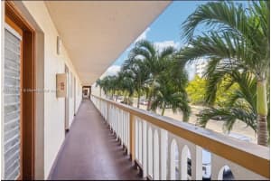 319 NE 14th Ave APT 201, Hallandale Beach, FL 33009, Sold 04/22/25
