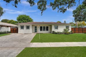 2125 Alamanda Dr, North Miami