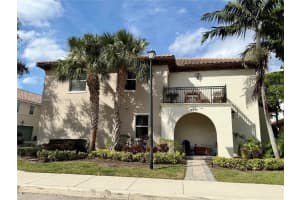 2977 St John Dr, Cooper City