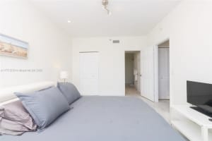 3215 Ne 184th St 14404, Aventura