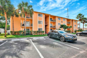 301 Palm Cir W, Pembroke Pines, FL 33025, - MLS#A11773663