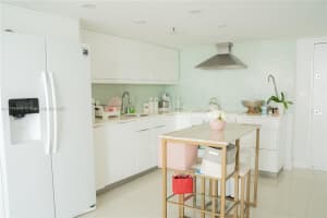 20515 E Country Club Dr 548, Aventura