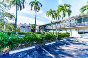 95 Edgewater Dr 105, Coral Gables